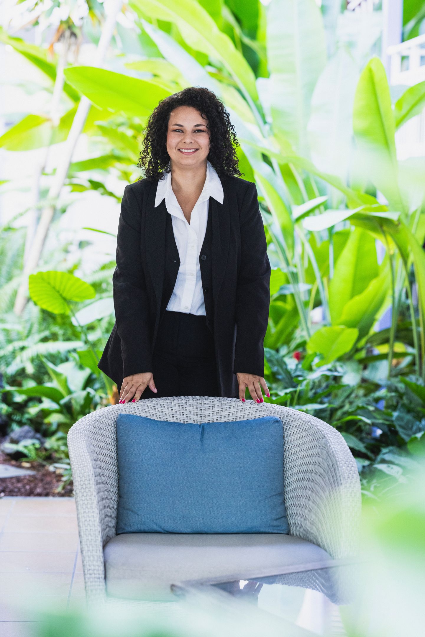 Ingrid Magdeleine derrière un fauteuil libre, symbole de la place réservée au candidat